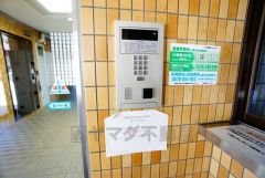 オートロックは、外部の人が自由に建物内に出入りできないため、不審者の侵入防止効果があります。