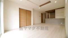 リビングは広々とした設計で、家族が集い、寛ぐ暮らしの空間を演出しています。思い思いの時間を過ごしたり、家族みんなで食事をしたり、素敵な団らんの場になりますね。