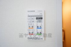 雨の日の洗濯も安心できる浴室暖房乾燥機付き浴室。リモコンで操作もボタン1つで簡単。
