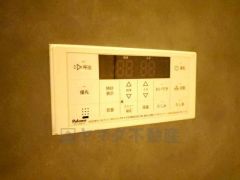 湯量・湯温の設定、そして保温までワンタッチのフルオートバス。便利な追い炊き機能付きです。