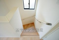 同仕様写真。小さなお子様やご高齢の方でも安心できる、手すり付き階段。段差も低めで設定されており、安全性にも優れています。