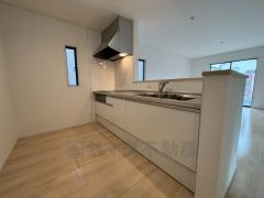 対面式カウンターキッチンからはお子様の様子が見守れます。ダイニングへの配膳や調理の時便利なカウンター付き。