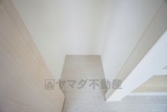 物が散らかりやすいリビングに収納スペースを確保。書類や雑貨をひとまとめにできまるため、お部屋をすっきりさせることが出来ます。