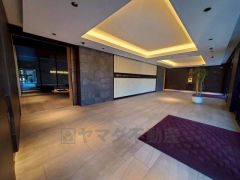 広々としたエントランスが開放感を演出しています。セキュリティ充実。安心のできる暮らしをご提供致します。