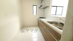 リビングにいるお子様を見守りながらお料理ができる対面キッチン。カウンタートップの汚れもサッと拭き取ることができ、お掃除ラクラク＾＾