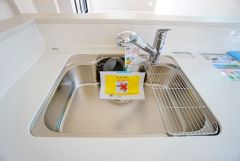 大きなお鍋も楽々洗える幅の広いシンクです＾＾ステンレスシンクなので簡単にお掃除できますよ。洗剤やスポンジもすっきりできる収納付き。