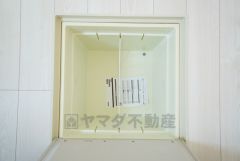 キッチンにある床下収納は、居住スペースを減らさずに買い置きの調味料や非常食などを保管することができます。