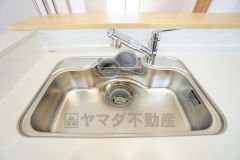 大きなお鍋も楽々洗える幅の広いシンクです＾＾ステンレスシンクなので簡単にお掃除できますよ。洗剤やスポンジもすっきりできる収納付き。