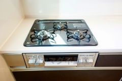 同時にたくさんの料理が調理できる3口コンロ。長時間熱を通しておきたい煮込み料理を作りながら、炒め物など同時進行で進められます。