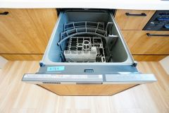 食事の後の手間を解消する食器洗い乾燥機付。冬場の洗い物で手荒れの悩みもなくなります。手洗いよりも節約できて便利。