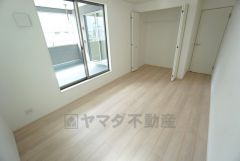 同仕様写真。暖かい日差しが差し込む洋室。たっぷり収納できるクローゼット付きでお部屋の中をすっきりと快適に保てます。