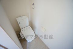 温水洗浄機付トイレです。節水機能もあるので、安心して使えますね。もちろん、1階2階の2ヶ所にトイレがあるので、忙しい朝にもゆとりができますね。