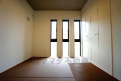 同仕様写真。リビングからの続き間として和室をご用意しました。普段はリビングとつなげて開放的なスペースとして、来客時には客間としてお使いいただけます。