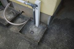 お庭に外水栓付き。庭掃除や植物への水やり、お子様用のプールなど大活躍すること間違いなし。ペットを飼われているご家族様にもオススメです＾＾