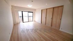 大きな窓のあるリビングは、陽光あふれる明るい空間です。居心地良く、ご家族皆がゆったり寛げる憩いの空間となりそうです。