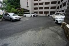 敷地内駐車場。空き状況についてはお問い合わせ下さい。