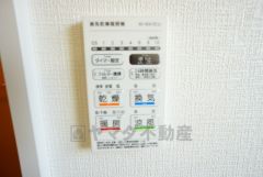 浴室暖房乾燥機付き。天候に左右されず、いつでも好きなときに洗濯物を干せるので、仕事や家事で忙しい方に重宝します。