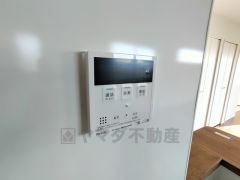 キッチン横からお湯張り、追い炊き、足し湯がボタン一つで楽々操作できる給湯機リモコンです。忙しい夕飯準備の時間帯に重宝しますね。