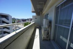 南東側に面したバルコニーは日当たり良好です。お洗濯物も気持ちよく干せそうです。日光浴をしたり、星を眺めたりも良いですね^^