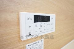 湯量・湯温の設定、そして保温までワンタッチのフルオートバス。便利な追い炊き機能付きです。