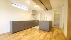 リビングやダイニングからキッチン周りが丸見えにならない対面式キッチン。テレビ鑑賞や家族との対話がしやすく、ご家族の温かい時間を演出します。