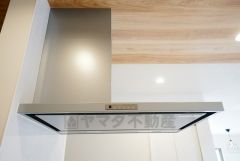 お手入れが簡単なスリム型レンジフードです。調理により発生する油煙や臭いを吸い込み、屋外へ排気してくれます。