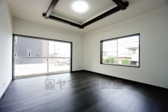 寛ぎの時間を紡ぎだす主寝室は、大型ベッドを置いても余裕の広さを確保しています。