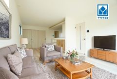 家具はイメージです。リビングは広々とした設計で、家族が集い、寛ぐ暮らしの空間を演出しています。思い思いの時間を過ごしたり、家族みんなで食事をしたり、素敵な団らんの場になりますね。