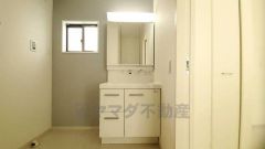 。三面鏡つき洗面台。鏡裏にたっぷりとした収納スペースがあります。鏡を閉めてしまえば小物は見えないため、スッキリとした印象の洗面台にできます。