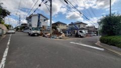 現地（2025年10月15日）撮影。死角が少なく防犯性の高い二方道路。