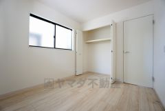 暖かい日差しが差し込む洋室。たっぷり収納できるクローゼット付きでお部屋の中をすっきりと快適に保てます。