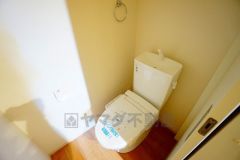 温水洗浄機付トイレです。節水機能もあるので、安心して使えますね。もちろん、1階2階の2ヶ所にトイレがあるので、忙しい朝にもゆとりができますね。