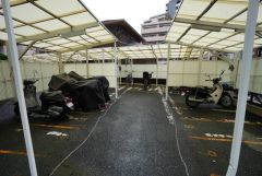 屋根付きの駐輪場。