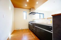 リビングやダイニングからキッチン周りが丸見えにならない対面式キッチン。テレビ鑑賞や家族との対話がしやすく、ご家族の温かい時間を演出します。