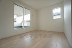 同仕様写真。住む人のこだわりを活かす洋室。日当たりがよく、寝室としての利用もおすすめ。広めのクローゼットには荷物をすっきり片付けられ、ゆとりのある暮らしが出来ます＾＾