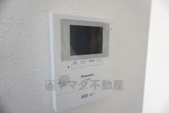 同仕様写真。防犯性、セキュリティ対策に安心できるテレビモニター付きインターフォンです。セールスマン対策にもなり安心できます。