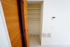 同仕様写真。まとめ買いしてもこの収納量なら心配要らずのパントリー。調理家電や食品のストックをすっきりまとめられ、キッチン周りを広々使えます。