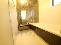 1日の疲れを癒すくつろぎのバスルーム。足を伸ばしてもゆったりと入れるサイズです。お子様と一緒にお風呂に入っても狭くないですね^^