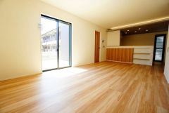大きな窓のあるリビングは、陽光あふれる明るい空間です。居心地良く、ご家族皆がゆったり寛げる憩いの空間となりそうです。
