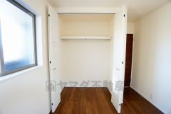 住む人のこだわりを活かす洋室。日当たりがよく、寝室としての利用もおすすめ。広めのクローゼットには荷物をすっきり片付けられ、ゆとりのある暮らしが出来ます＾＾