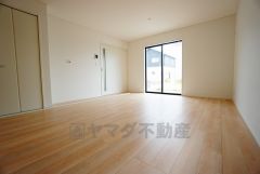 大きな窓のあるリビングは、陽光あふれる明るい空間です。居心地良く、ご家族皆がゆったり寛げる憩いの空間となりそうです。
