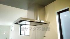 お手入れが簡単なスリム型レンジフードです。調理により発生する油煙や臭いを吸い込み、屋外へ排気してくれます。