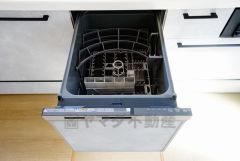 家事の時間が短縮できるフルオープンで開けやすい食器洗い乾燥機付。食事後に家族とのくつろぎタイムをしっかり取れます。