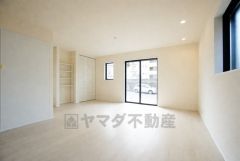 大きな窓のあるリビングは、陽光あふれる明るい空間です。居心地良く、ご家族皆がゆったり寛げる憩いの空間となりそうです。