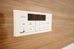 同仕様写真。湯量・湯温の設定、そして保温までワンタッチのフルオートバス。便利な追い炊き機能付きです。