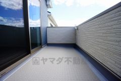 同仕様写真。陽当たりの良いバルコニーです。お洗濯やお布団干しはもちろん、日光浴スペースにも。