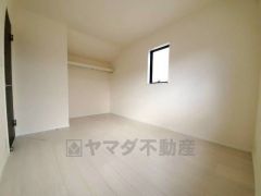 2面採光を確保した明るい室内は、風通しも良く、大変居心地の良い空間となっております。爽やかな風を感じて起きる朝は、快適生活の始まりに。