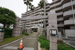 手入れの施された植込が迎えてくれるエントランスです。