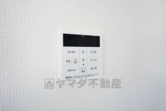 キッチン横からボタンひとつで操作が楽々。