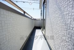 同仕様写真。陽当たりの良いバルコニーです。お洗濯やお布団干しはもちろん、日光浴スペースにも。足元は防水工事施工済です。